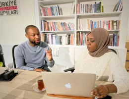 Türkiye'de Medya Eğitimi Alan Kenyalı Joel, Öğrencilere Gönüllü Dersler Veriyor