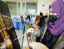 Afganistan'da Genç Kadınlar Resim Kurslarıyla Hem Sosyalleşiyor Hem de Gelir Elde Ediyor
