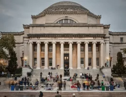 Columbia Üniversitesi Mezuniyet Töreninde Diploma Yırtılarak Protesto