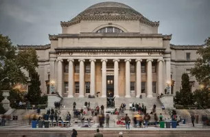 Columbia Üniversitesi Mezuniyet Töreninde Diploma Yırtılarak Protesto